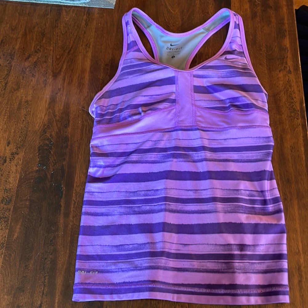 Ladies sports top fits like an XS